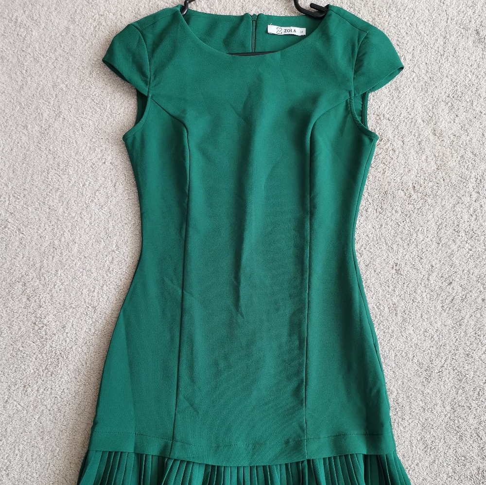 Green short sleeve dress with pleats - Size S
